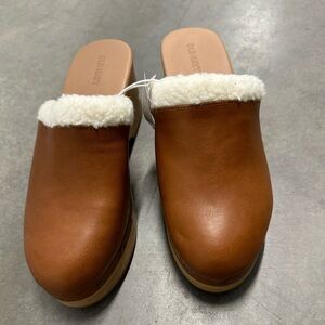 Old Navy Women’s Fuzzy Clogs.  Size 8.  New with tags